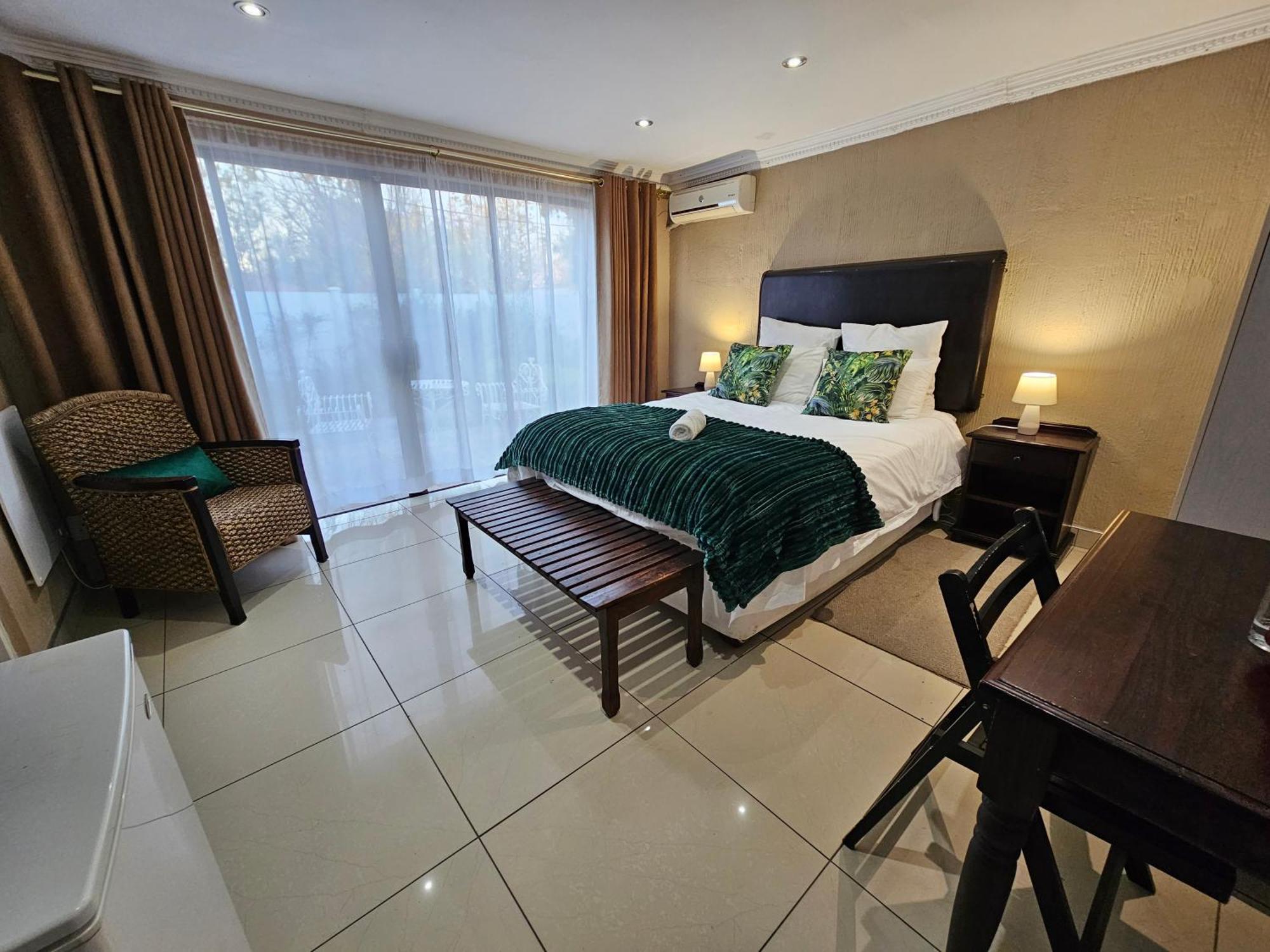 Bettie'S Luxury Lodge Kroonstad Exteriör bild