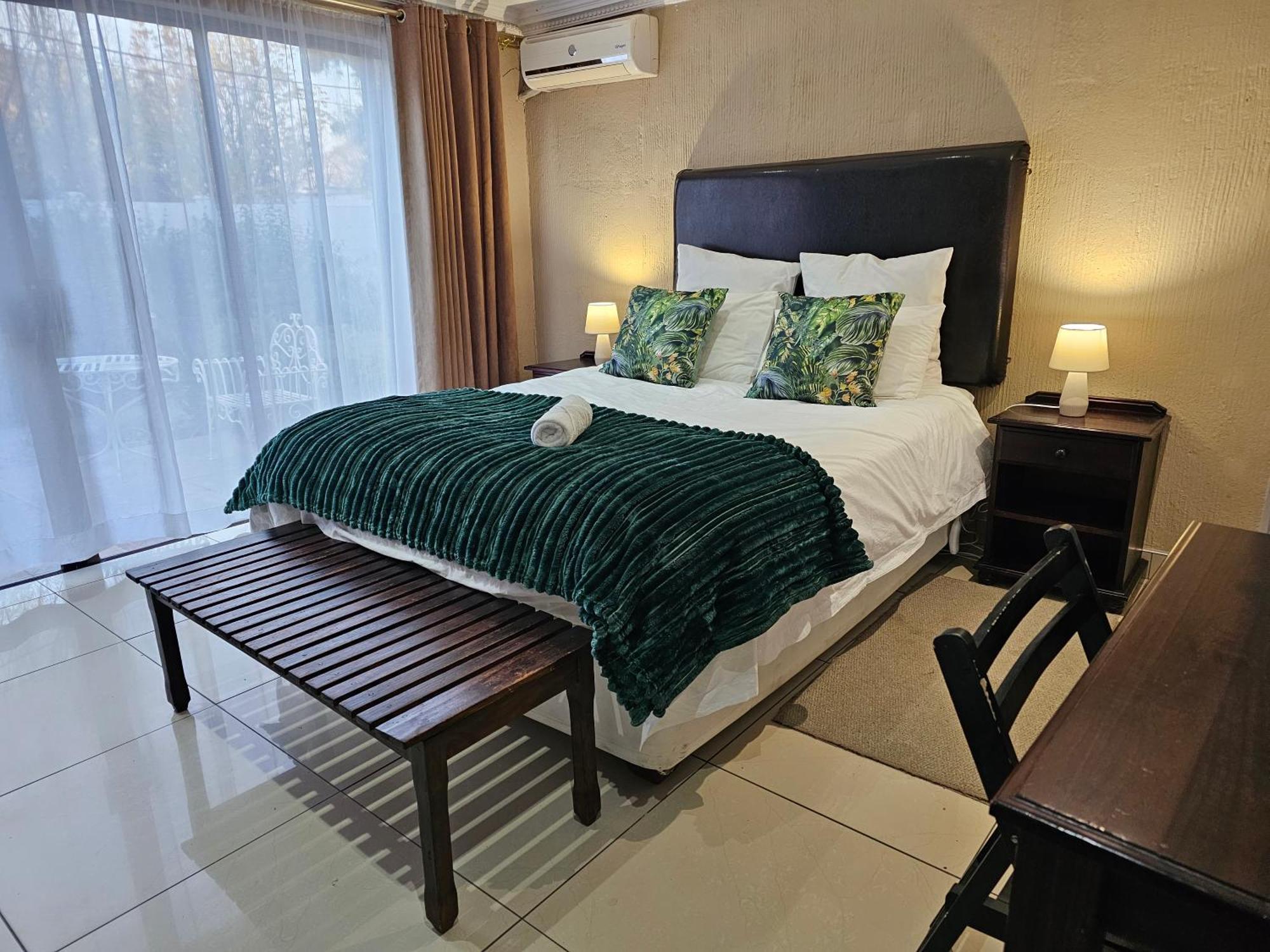 Bettie'S Luxury Lodge Kroonstad Exteriör bild